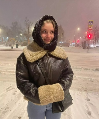 Опытна и сексуально горяча, я готова показать тебе мир наслаждения. Мои услуги – наивысшего уровня. Подарю тебе незабываемый эротический массаж, умело доставлю оргазм, и помогу расслабиться после напряженного дня. В моих нежных руках ты почувствуешь себя королем. Живу в Москве, позаботюсь о комфорте, чтобы наша встреча была идеальной. Фото и отзывы на моей странице – гарантия моей красоты и профессионализма. 🌹💋🔥💦😉 Елена